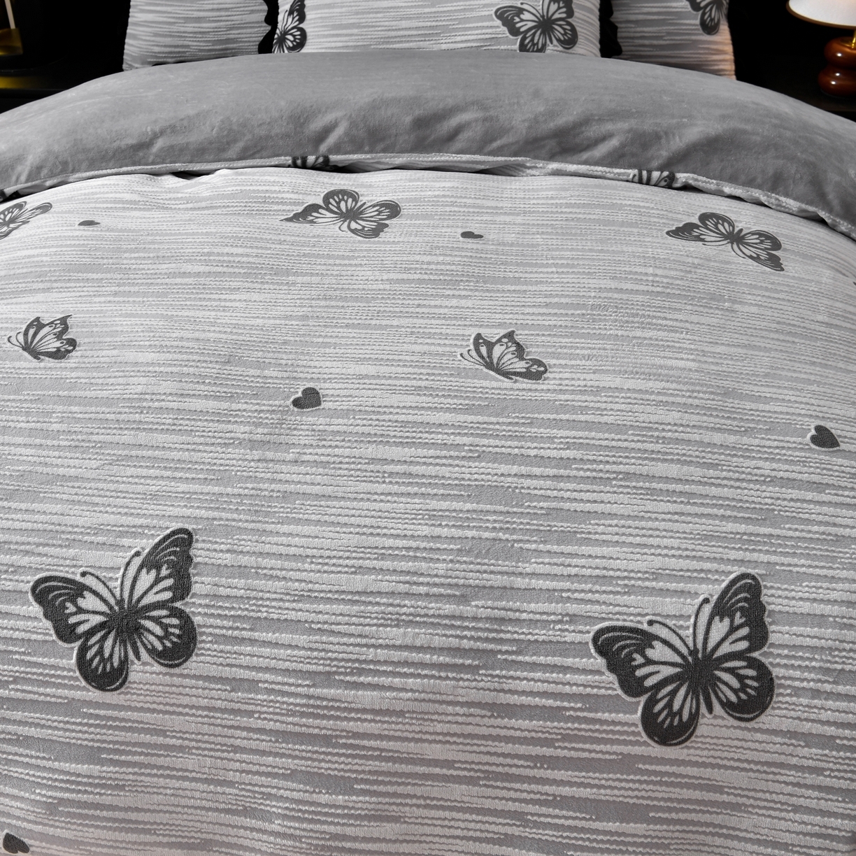 91家纺网 家纺一手货源 找家纺 （总）梦之星 2025新款雕花绒赫本风牛奶绒花边四件套  加厚8.5斤