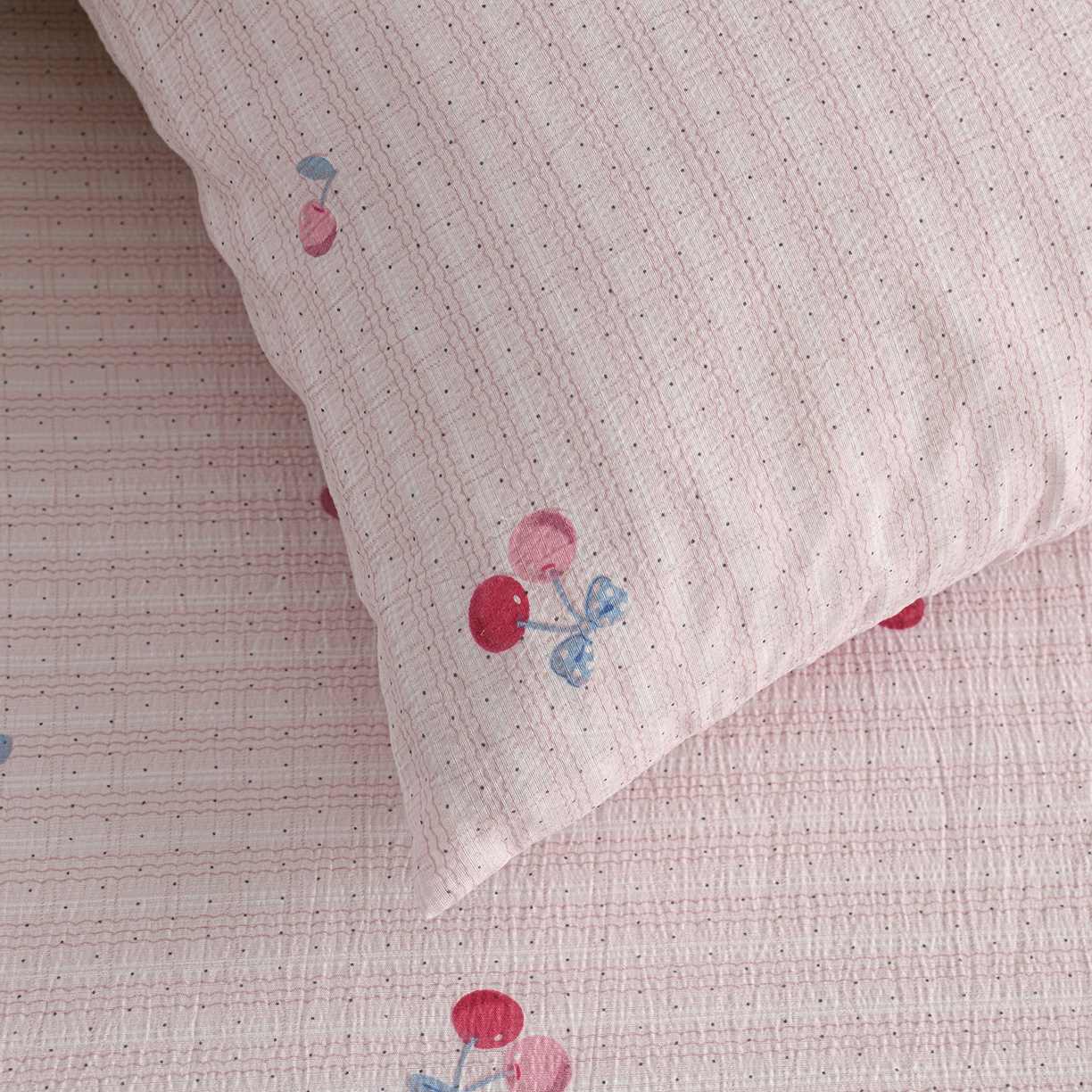 91家纺网 家纺一手货源 找家纺 叠派家纺 2025新款A类双层纱提花单品床笠系列 甜蜜樱桃