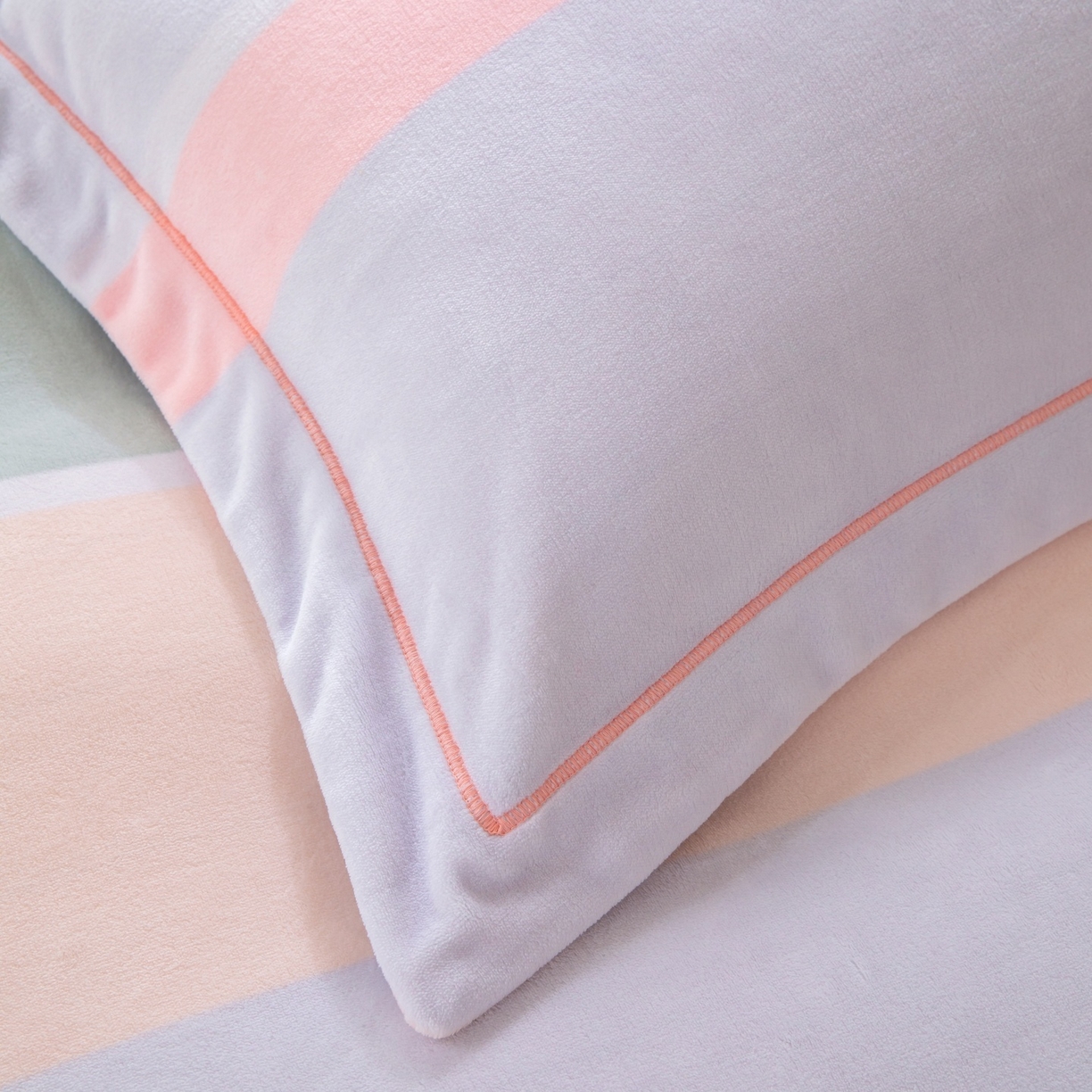 91家纺网 家纺一手货源 找家纺 优姿家纺 2025新款加厚全消光牛奶绒印花四件套 精彩世界