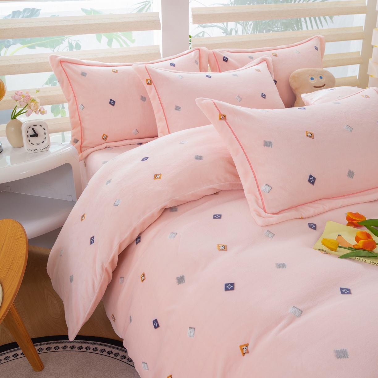 91家纺网 家纺一手货源 找家纺 优姿家纺 2025新款加厚全消光牛奶绒印花四件套 怦然心动-粉