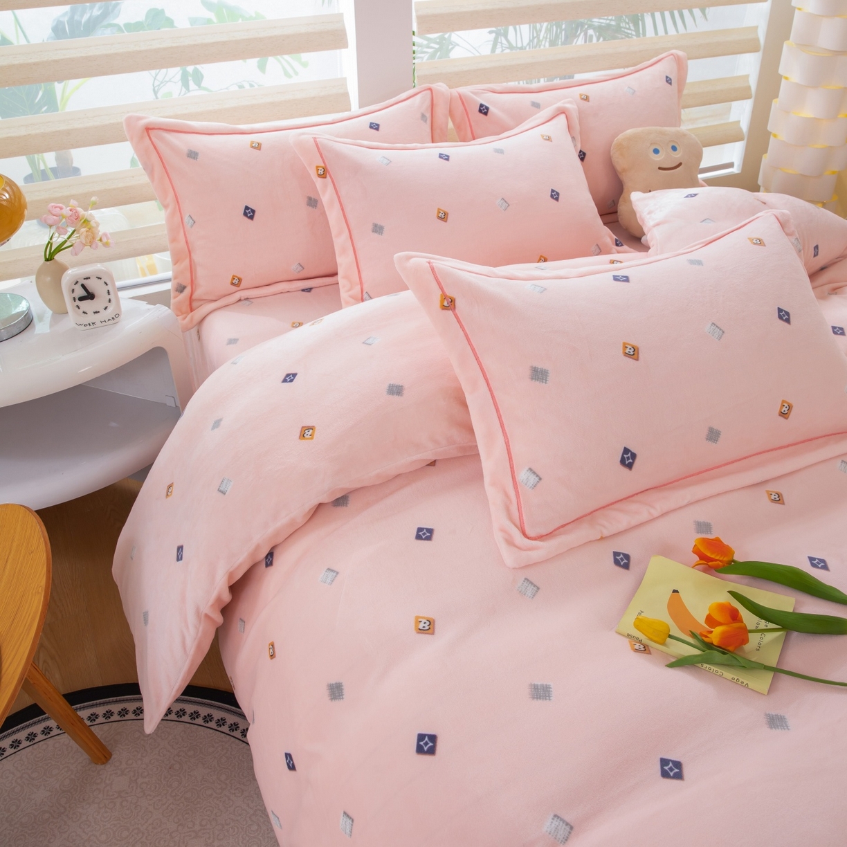 91家纺网 家纺一手货源 找家纺 优姿家纺 2025新款加厚全消光牛奶绒印花四件套 怦然心动-粉