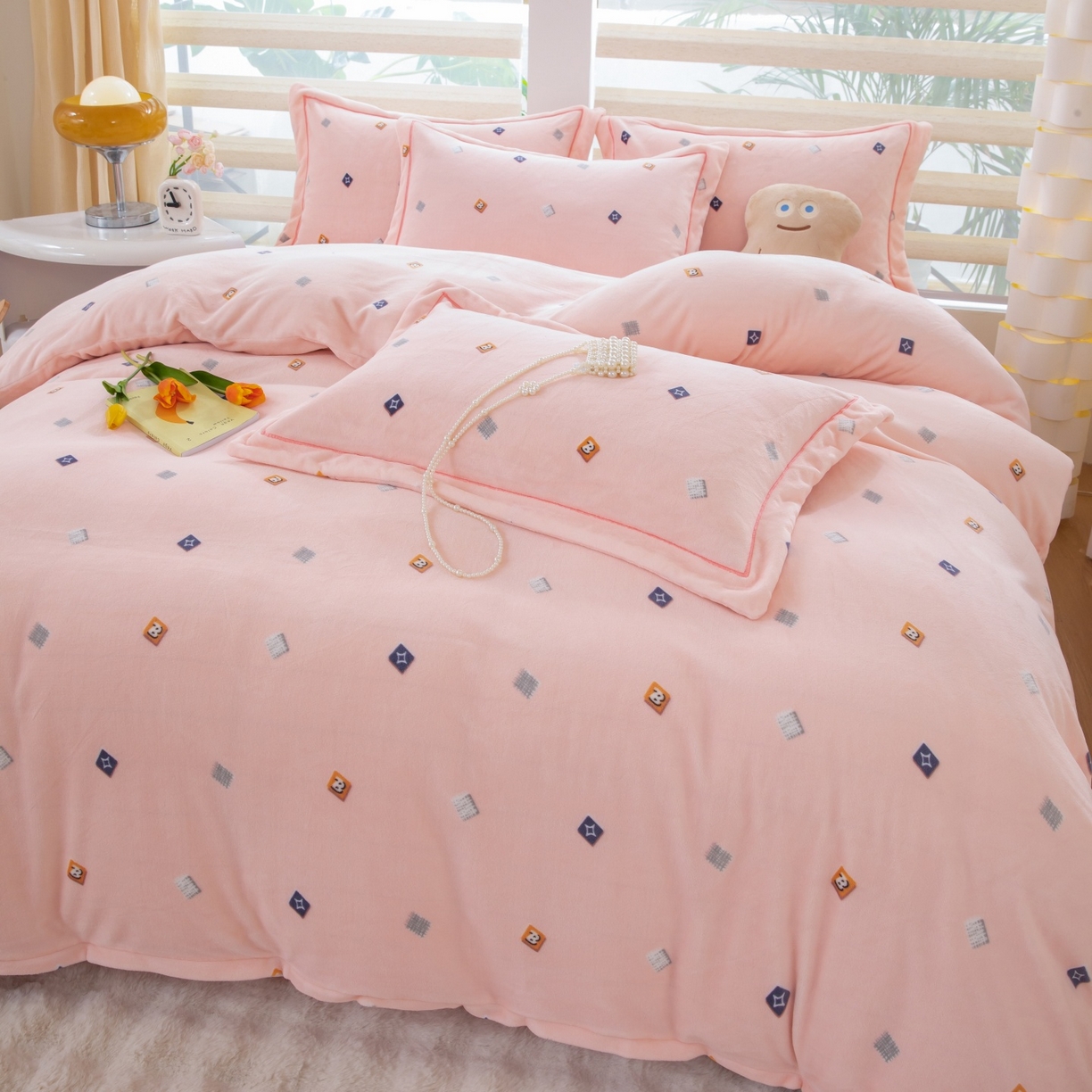 91家纺网 家纺一手货源 找家纺 优姿家纺 2025新款加厚全消光牛奶绒印花四件套 怦然心动-粉