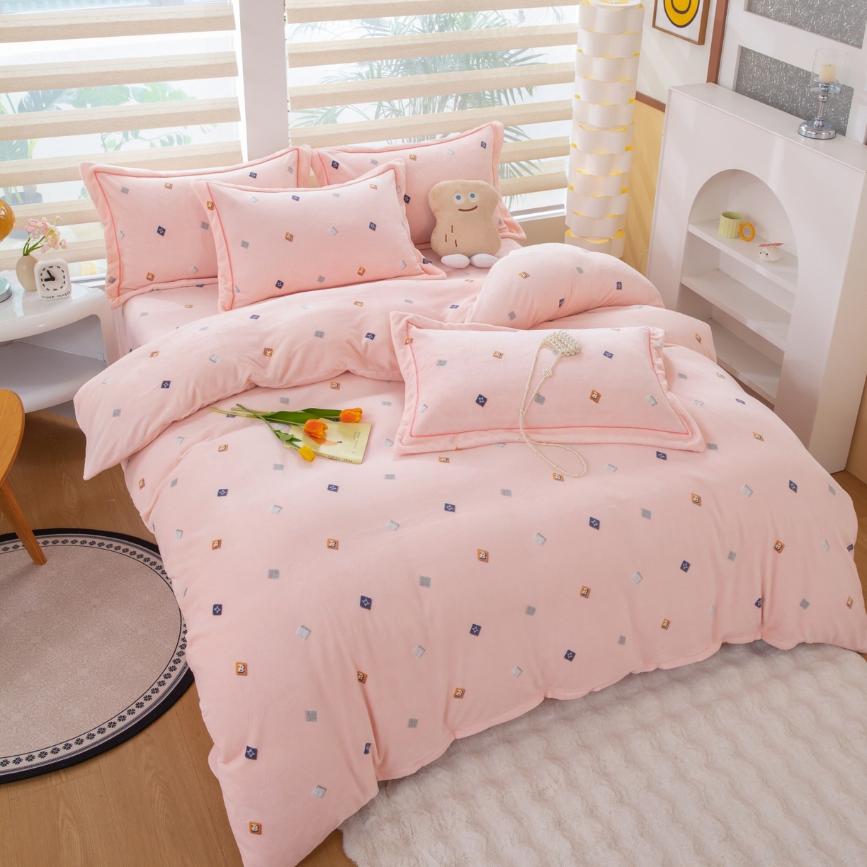 91家纺网 家纺一手货源 找家纺 优姿家纺 2025新款加厚全消光牛奶绒印花四件套 怦然心动-粉