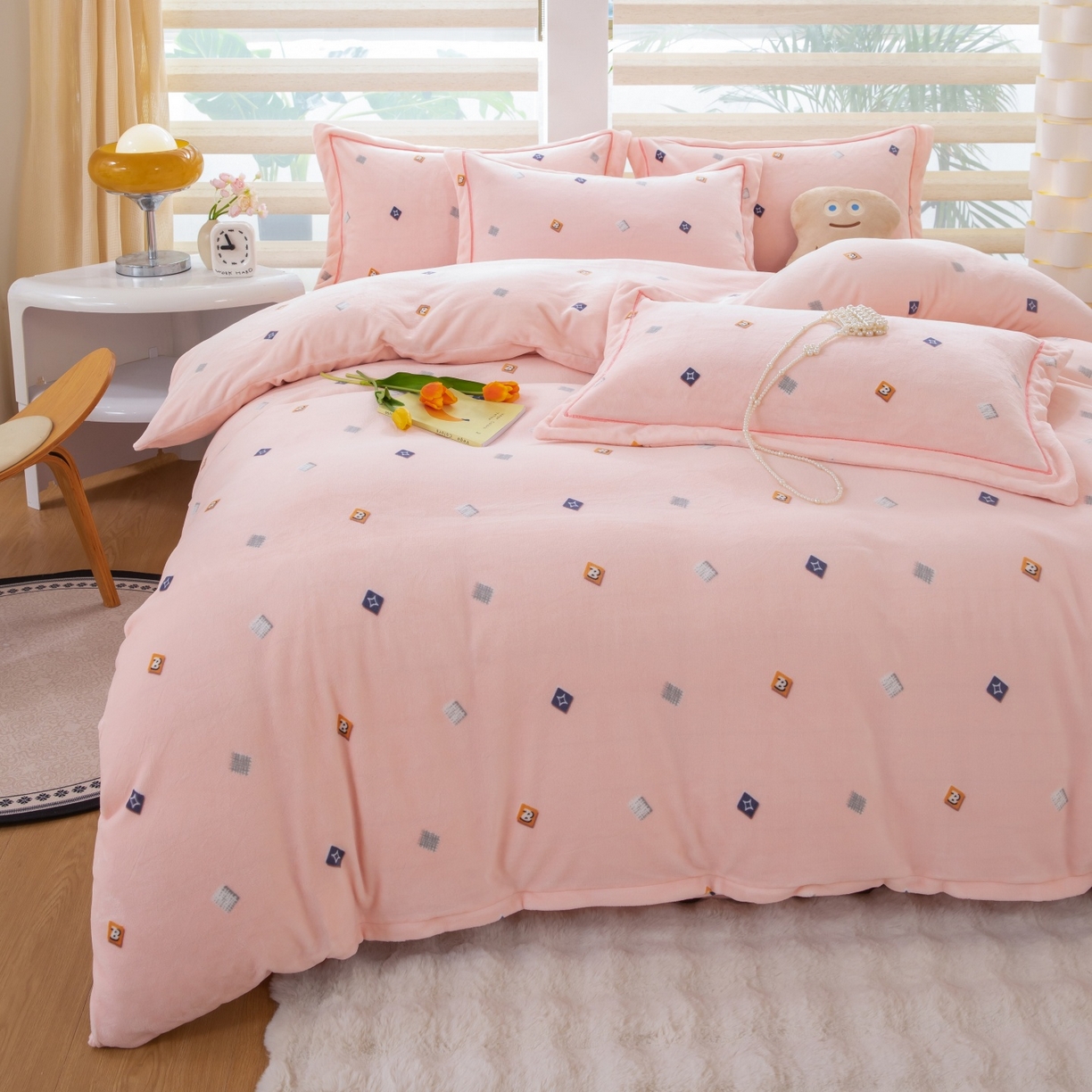 91家纺网 家纺一手货源 找家纺 优姿家纺 2025新款加厚全消光牛奶绒印花四件套 怦然心动-粉