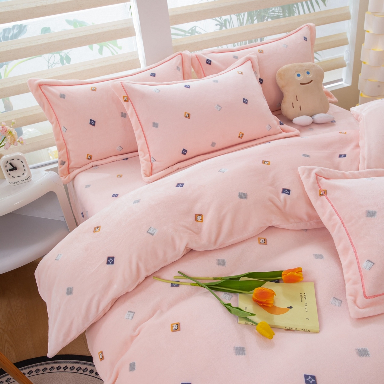 91家纺网 家纺一手货源 找家纺 优姿家纺 2025新款加厚全消光牛奶绒印花四件套 怦然心动-粉