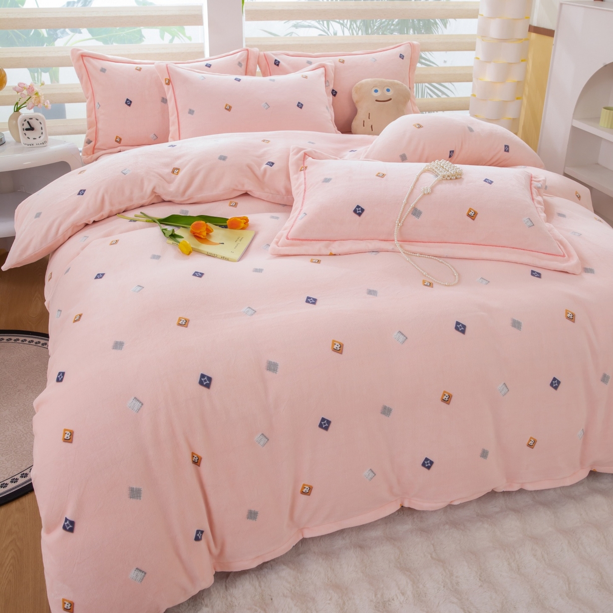 91家纺网 家纺一手货源 找家纺 优姿家纺 2025新款加厚全消光牛奶绒印花四件套 怦然心动-粉