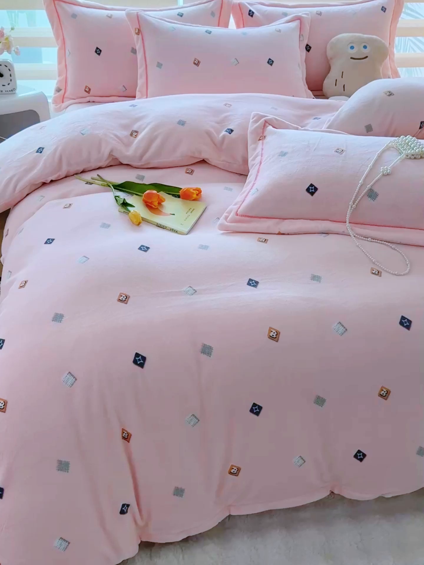 91家纺网 家纺一手货源 找家纺 优姿家纺 2025新款加厚全消光牛奶绒印花四件套 怦然心动-粉