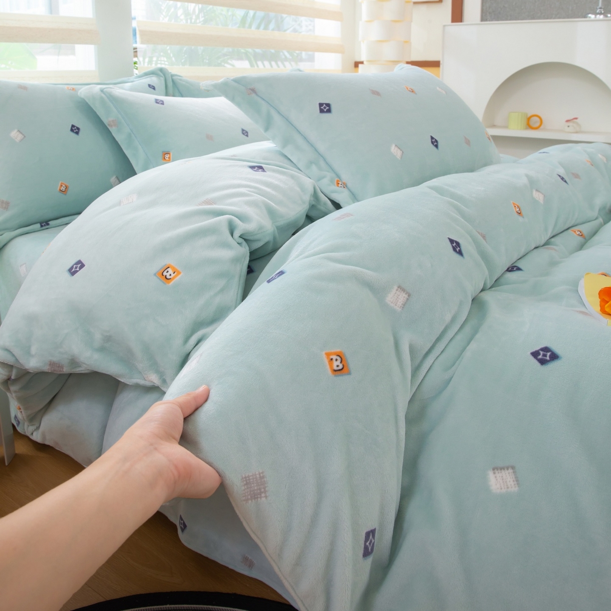 91家纺网 家纺一手货源 找家纺 优姿家纺 2025新款加厚全消光牛奶绒印花四件套 怦然心动-绿