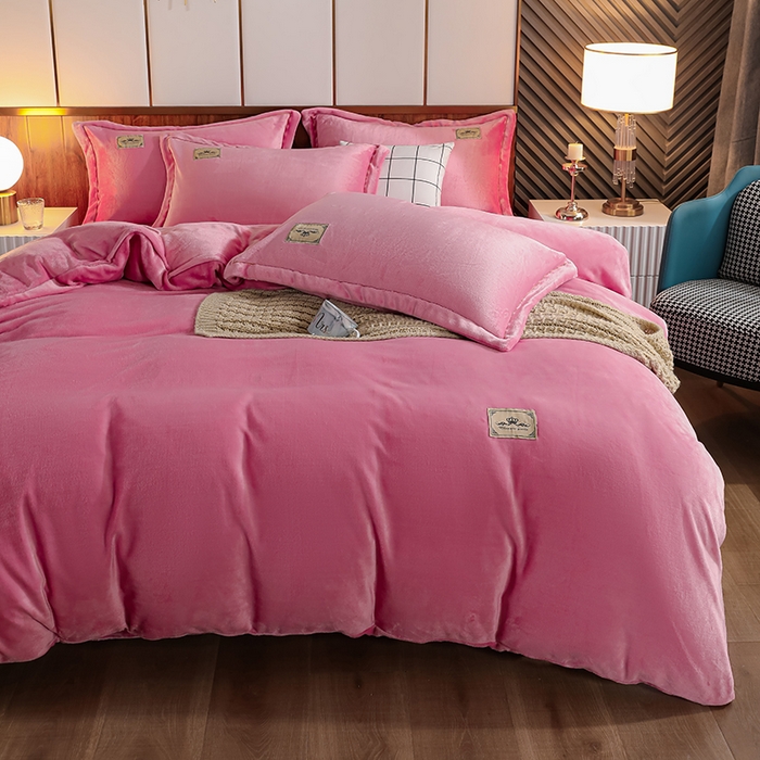 91家纺网 家纺一手货源 找家纺 优姿家纺 2025新款加厚全消光牛奶绒印花四件套 少女粉