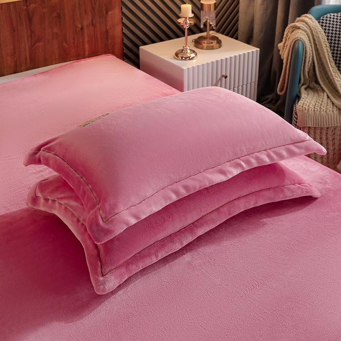 91家纺网 家纺一手货源 找家纺 优姿家纺 2025新款加厚全消光牛奶绒印花四件套 少女粉