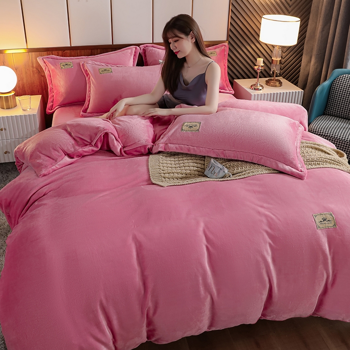 91家纺网 家纺一手货源 找家纺 优姿家纺 2025新款加厚全消光牛奶绒印花四件套 少女粉