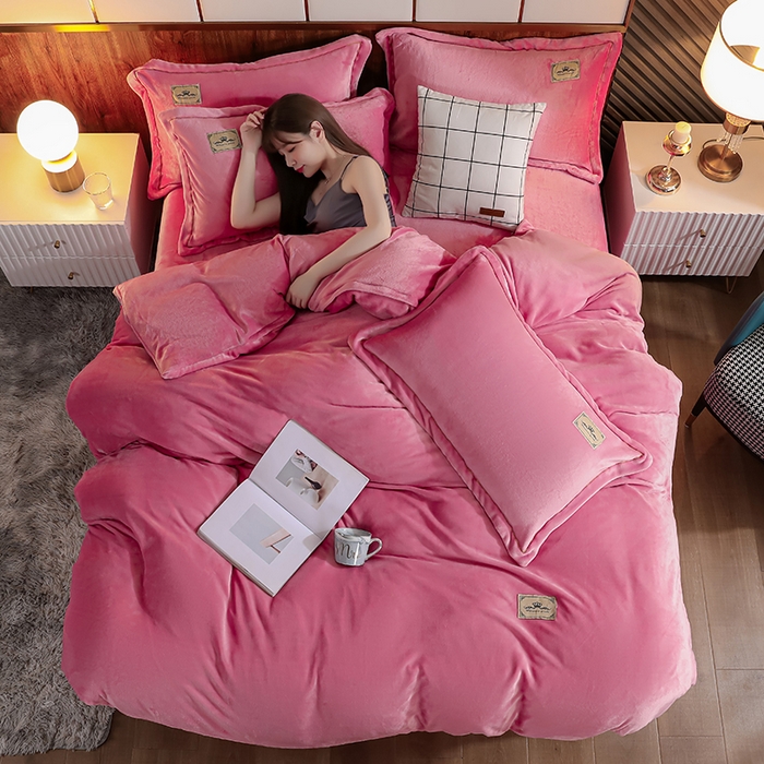 91家纺网 家纺一手货源 找家纺 优姿家纺 2025新款加厚全消光牛奶绒印花四件套 少女粉