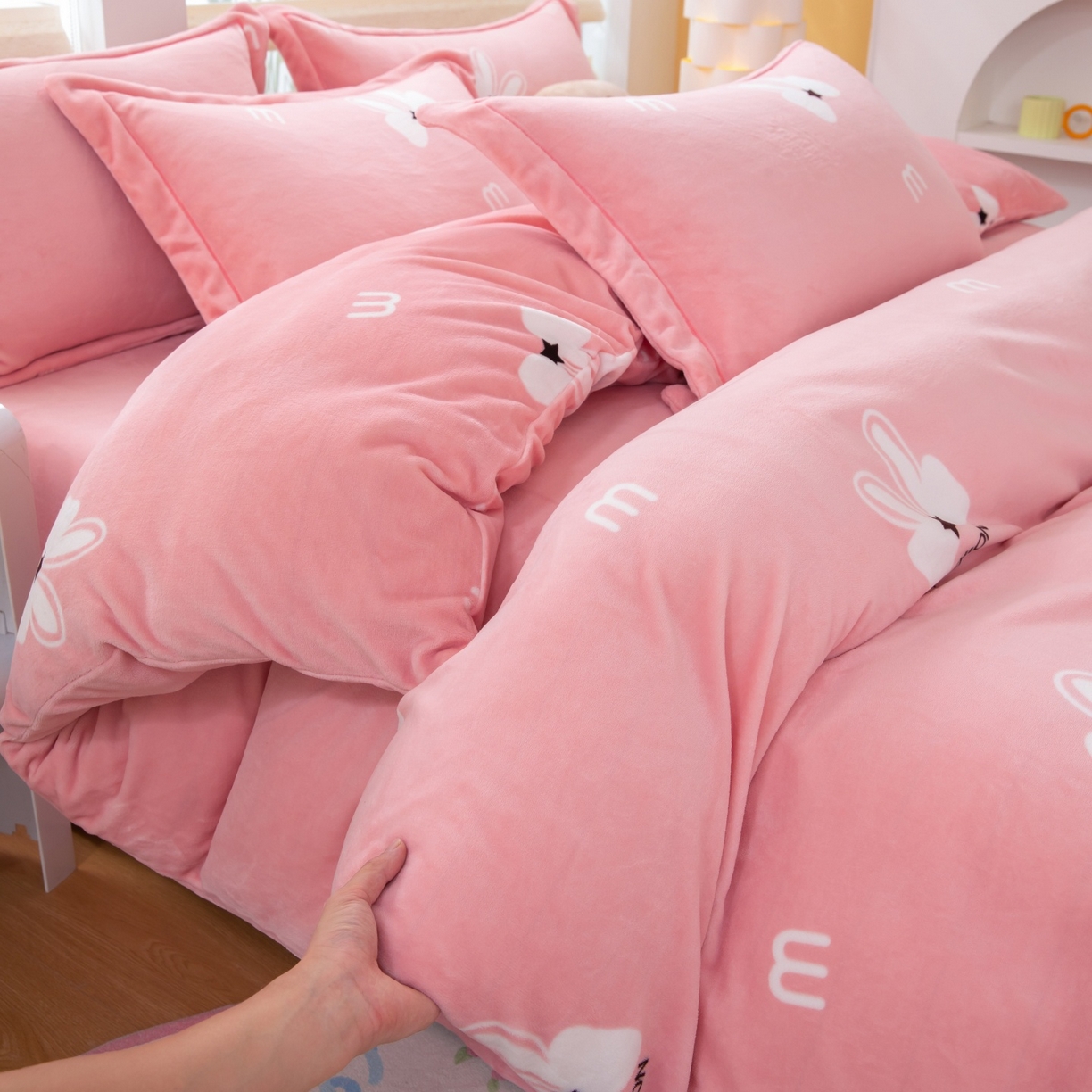 91家纺网 家纺一手货源 找家纺 优姿家纺 2025新款加厚全消光牛奶绒印花四件套 绅士范