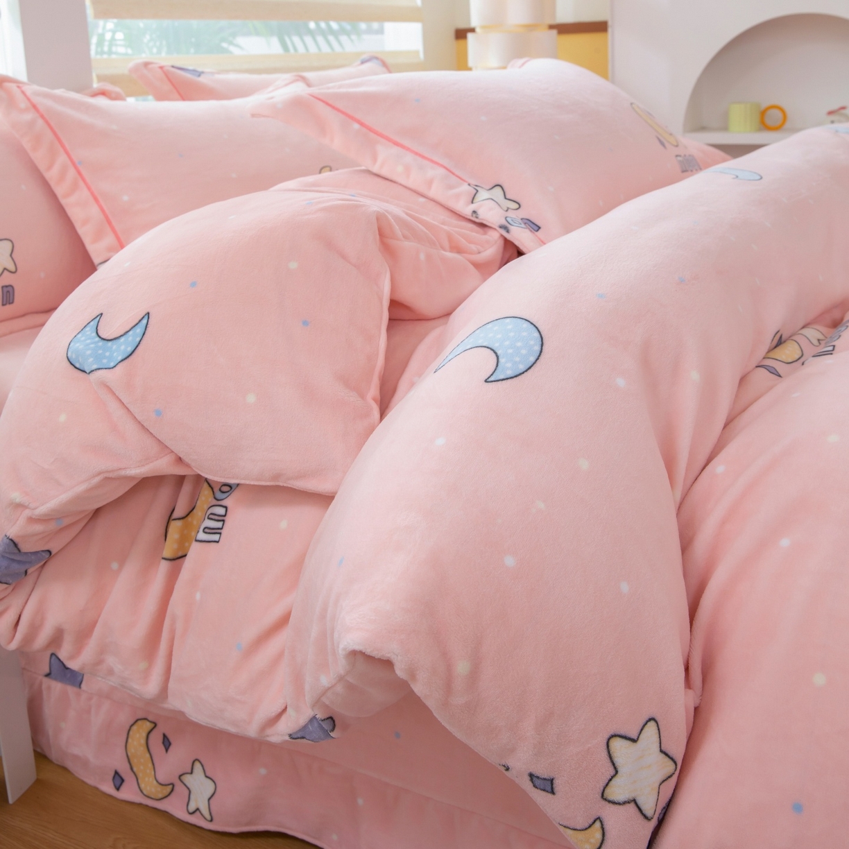 91家纺网 家纺一手货源 找家纺 优姿家纺 2025新款加厚全消光牛奶绒印花四件套 午夜星空