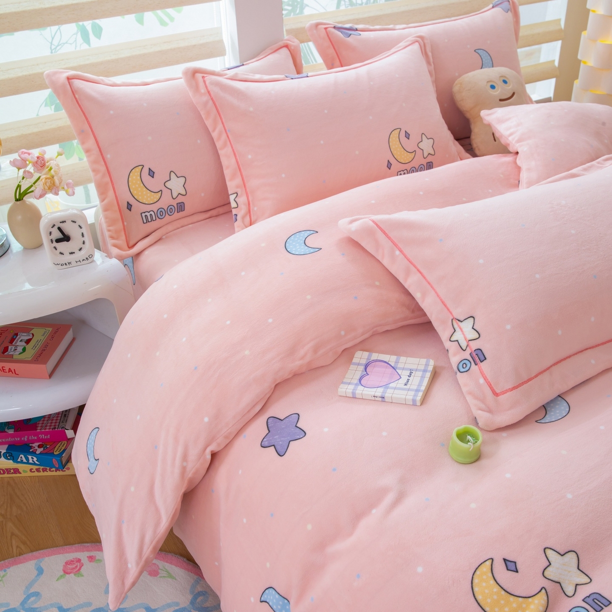 91家纺网 家纺一手货源 找家纺 优姿家纺 2025新款加厚全消光牛奶绒印花四件套 午夜星空