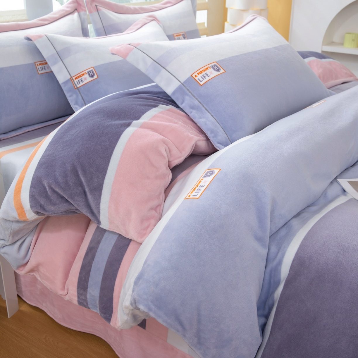 91家纺网 家纺一手货源 找家纺 优姿家纺 2025新款加厚全消光牛奶绒印花四件套 香伊爱情