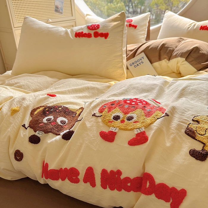 91家纺网 家纺一手货源 找家纺 韩秀家纺 2025新款水洗棉毛巾绣云朵棉四件套 欢乐派对-米黄拼咖啡
