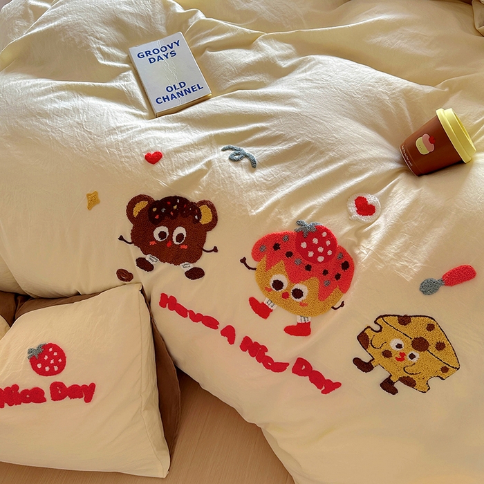 91家纺网 家纺一手货源 找家纺 韩秀家纺 2025新款水洗棉毛巾绣云朵棉四件套 欢乐派对-米黄拼咖啡