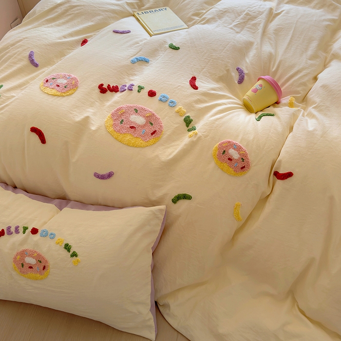 91家纺网 家纺一手货源 找家纺 韩秀家纺 2025新款水洗棉毛巾绣云朵棉四件套 甜甜圈-米黄拼浅紫