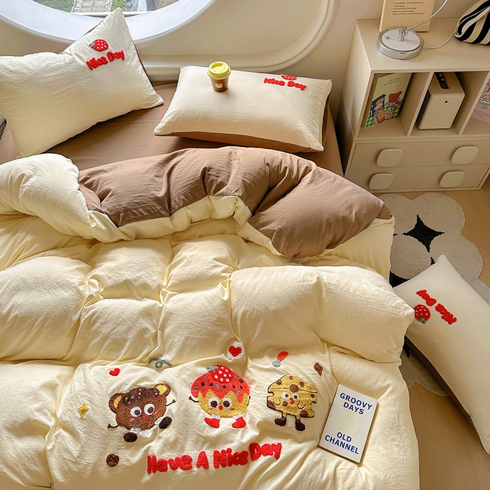 91家纺网 家纺一手货源 找家纺 韩秀家纺 2025新款水洗棉毛巾绣云朵棉四件套 欢乐派对-米黄拼咖啡