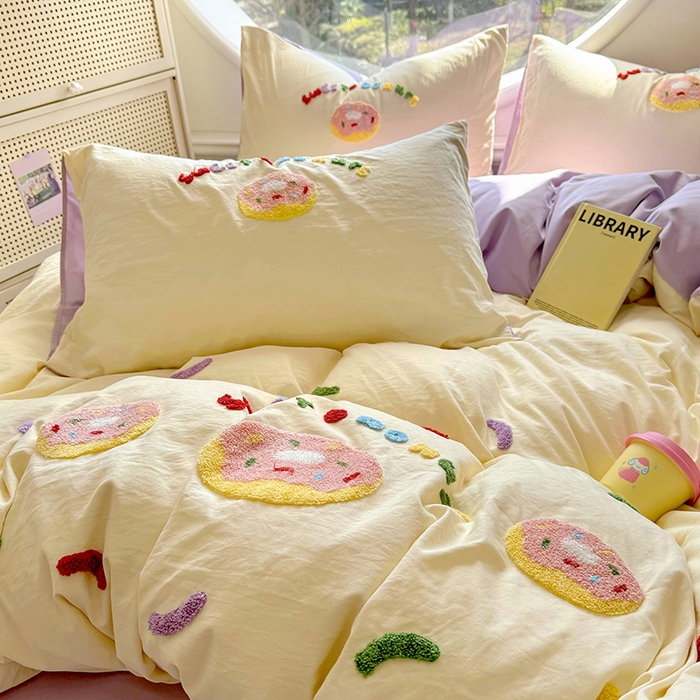 91家纺网 家纺一手货源 找家纺 韩秀家纺 2025新款水洗棉毛巾绣云朵棉四件套 甜甜圈-米黄拼浅紫