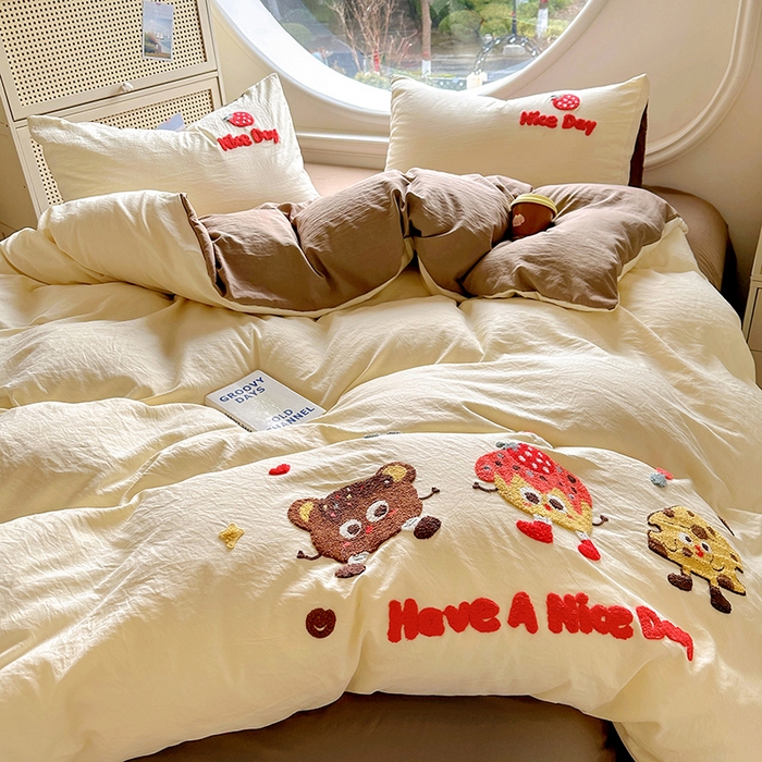91家纺网 家纺一手货源 找家纺 韩秀家纺 2025新款水洗棉毛巾绣云朵棉四件套 欢乐派对-米黄拼咖啡