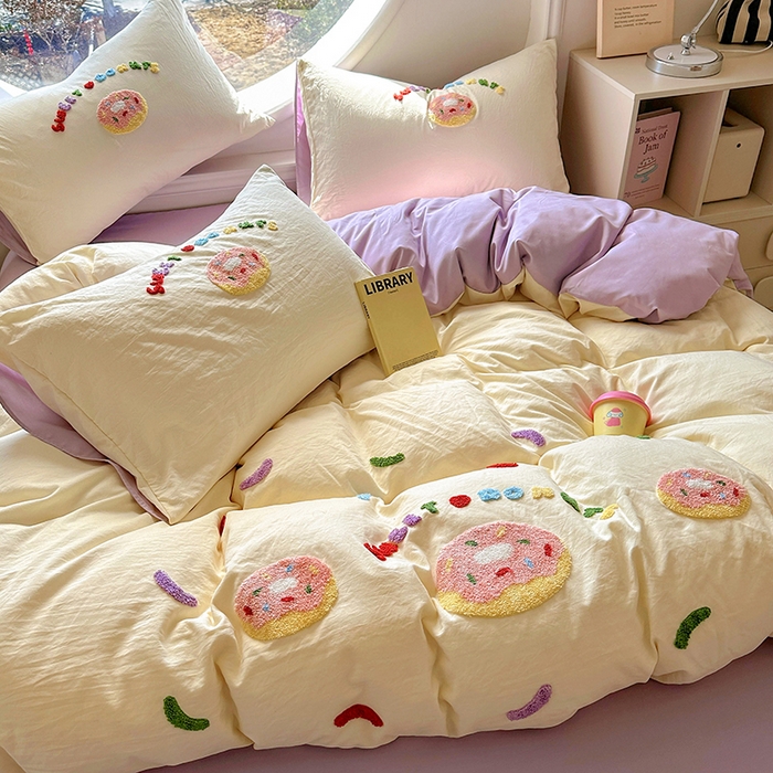 91家纺网 家纺一手货源 找家纺 韩秀家纺 2025新款水洗棉毛巾绣云朵棉四件套 甜甜圈-米黄拼浅紫