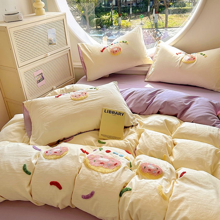 91家纺网 家纺一手货源 找家纺 韩秀家纺 2025新款水洗棉毛巾绣云朵棉四件套 甜甜圈-米黄拼浅紫