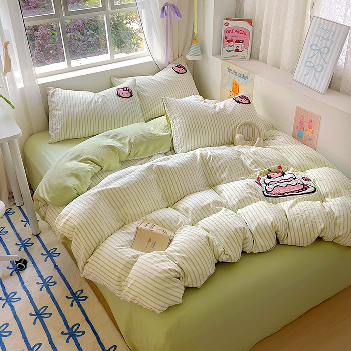 91家纺网 家纺一手货源 找家纺 韩秀家纺 2025新款水洗棉毛巾绣云朵棉四件套 蛋糕派对青条青