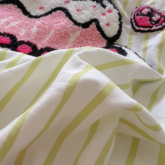 91家纺网 家纺一手货源 找家纺 韩秀家纺 2025新款水洗棉毛巾绣云朵棉四件套 蛋糕派对青条青