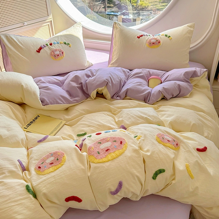 91家纺网 家纺一手货源 找家纺 韩秀家纺 2025新款水洗棉毛巾绣云朵棉四件套 甜甜圈-米黄拼浅紫