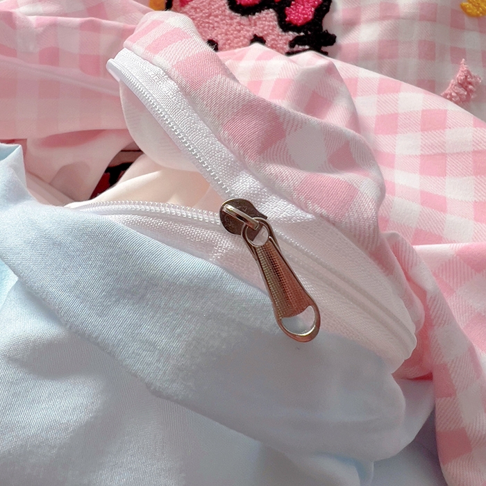 91家纺网 家纺一手货源 找家纺 韩秀家纺 2025新款水洗棉毛巾绣云朵棉四件套 蛋糕派对粉格