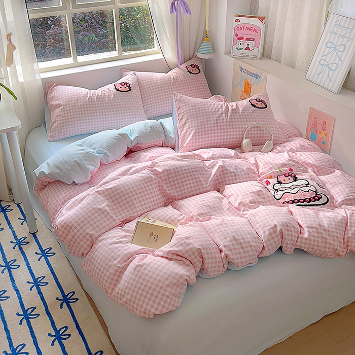 91家纺网 家纺一手货源 找家纺 韩秀家纺 2025新款水洗棉毛巾绣云朵棉四件套 蛋糕派对粉格