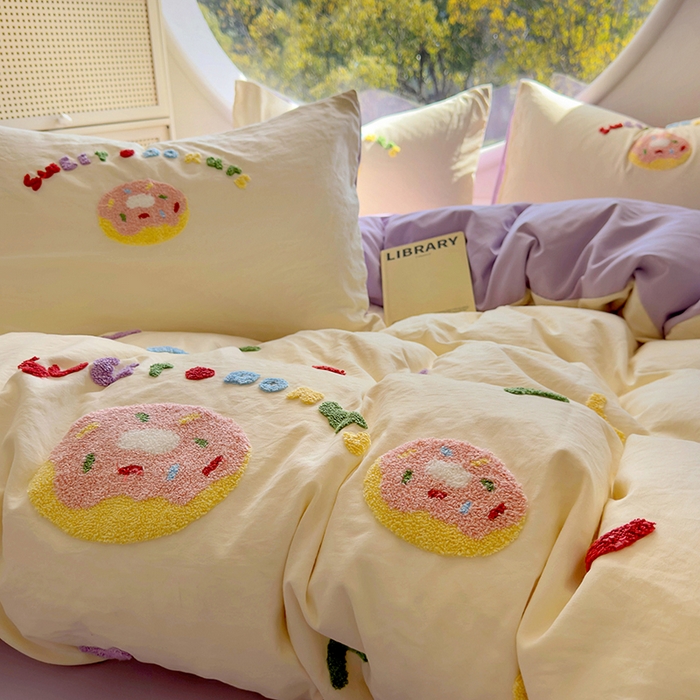 91家纺网 家纺一手货源 找家纺 韩秀家纺 2025新款水洗棉毛巾绣云朵棉四件套 甜甜圈-米黄拼浅紫
