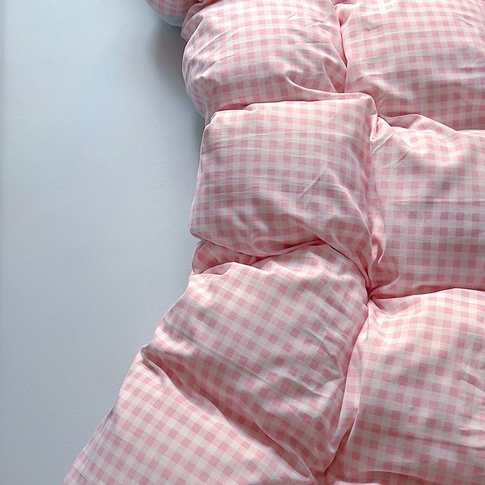 91家纺网 家纺一手货源 找家纺 韩秀家纺 2025新款水洗棉毛巾绣云朵棉四件套 蛋糕派对粉格