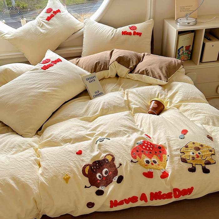 91家纺网 家纺一手货源 找家纺 韩秀家纺 2025新款水洗棉毛巾绣云朵棉四件套 欢乐派对-米黄拼咖啡