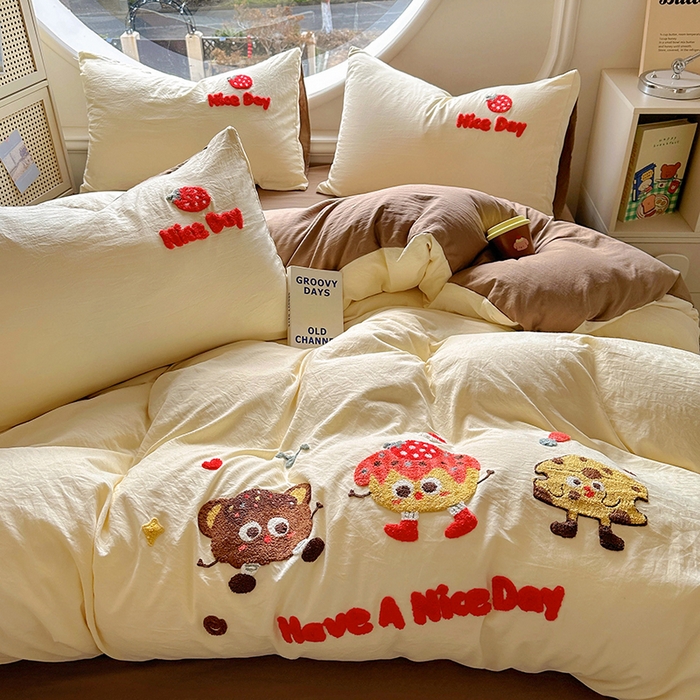 91家纺网 家纺一手货源 找家纺 韩秀家纺 2025新款水洗棉毛巾绣云朵棉四件套 欢乐派对-米黄拼咖啡