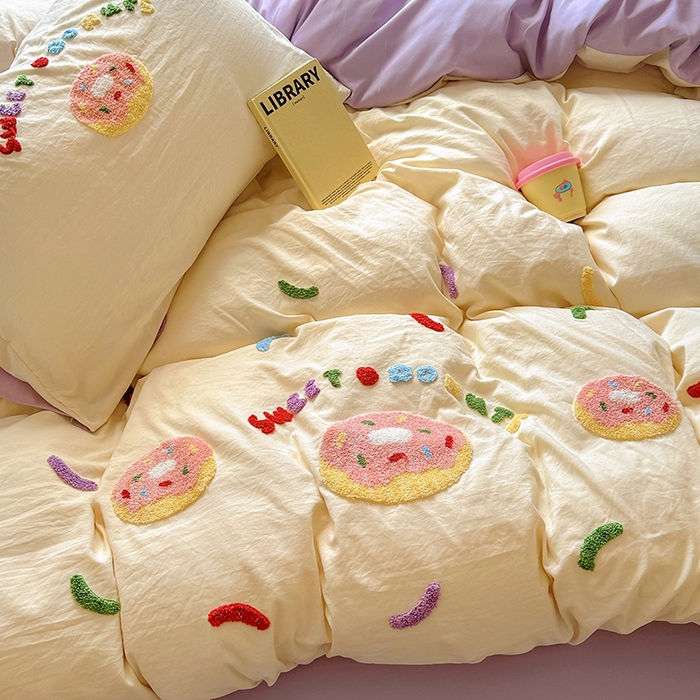 91家纺网 家纺一手货源 找家纺 韩秀家纺 2025新款水洗棉毛巾绣云朵棉四件套 甜甜圈-米黄拼浅紫