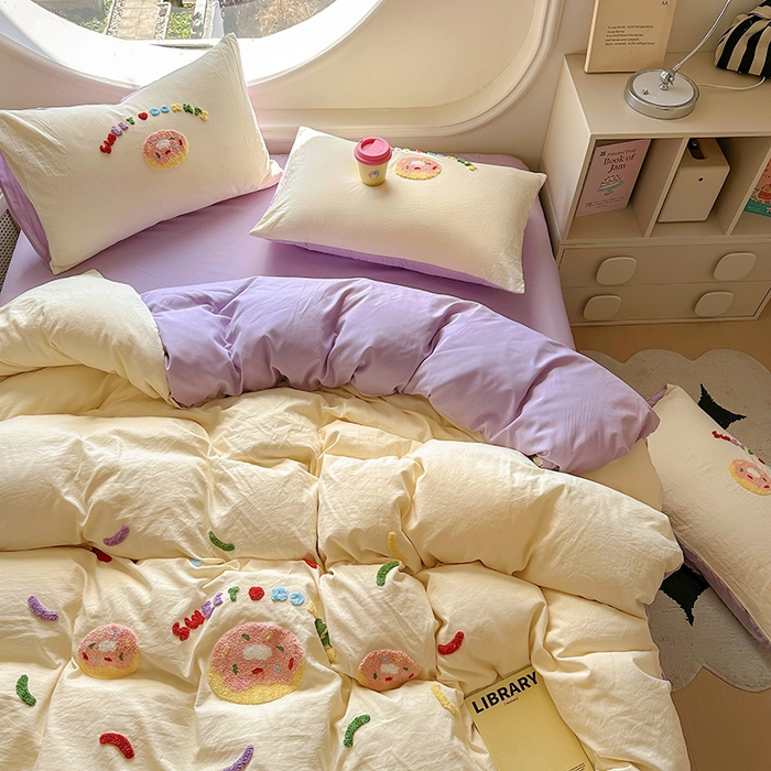 91家纺网 家纺一手货源 找家纺 韩秀家纺 2025新款水洗棉毛巾绣云朵棉四件套 甜甜圈-米黄拼浅紫