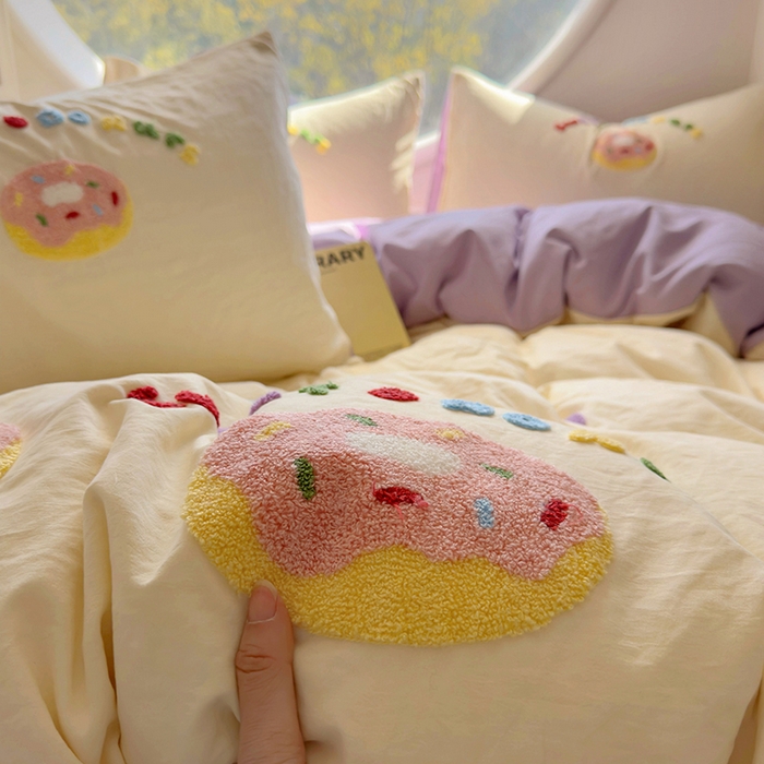 91家纺网 家纺一手货源 找家纺 韩秀家纺 2025新款水洗棉毛巾绣云朵棉四件套 甜甜圈-米黄拼浅紫