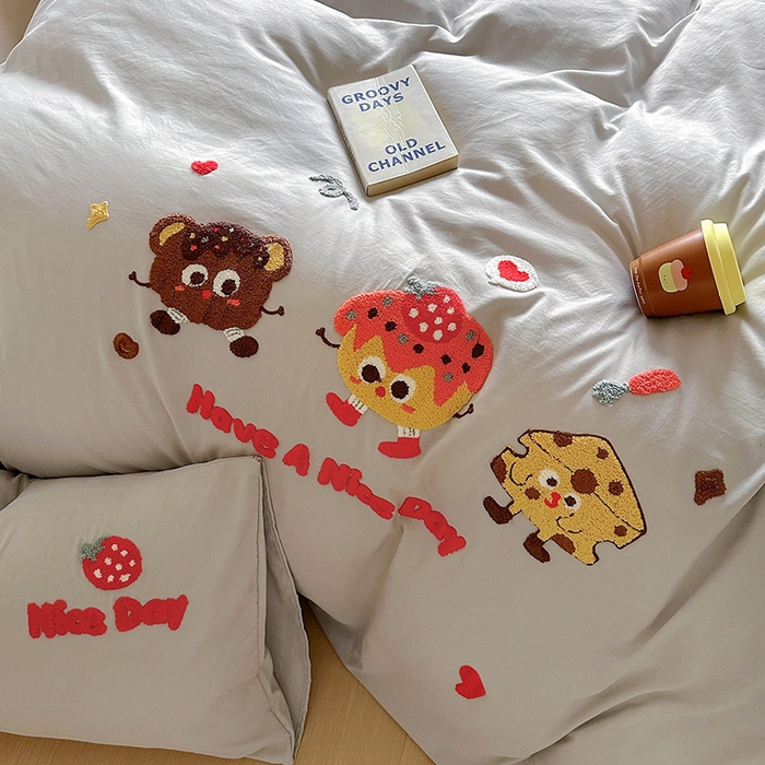 91家纺网 家纺一手货源 找家纺 韩秀家纺 2025新款水洗棉毛巾绣云朵棉四件套 欢乐派对-浅灰色