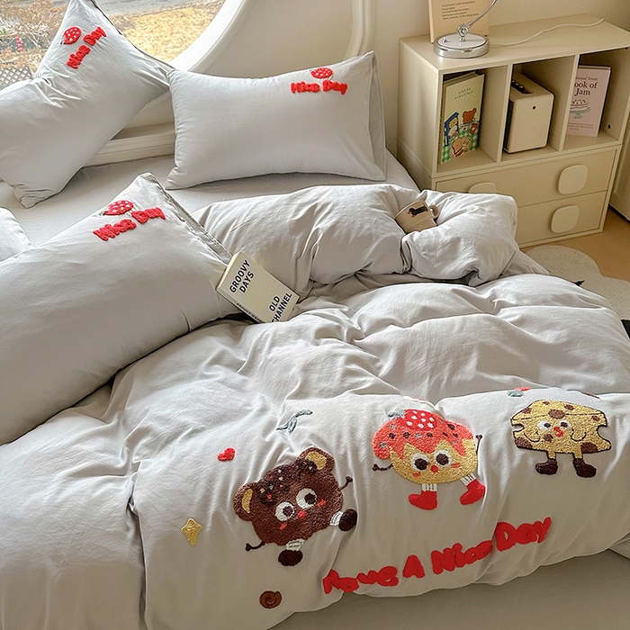 91家纺网 家纺一手货源 找家纺 韩秀家纺 2025新款水洗棉毛巾绣云朵棉四件套 欢乐派对-浅灰色