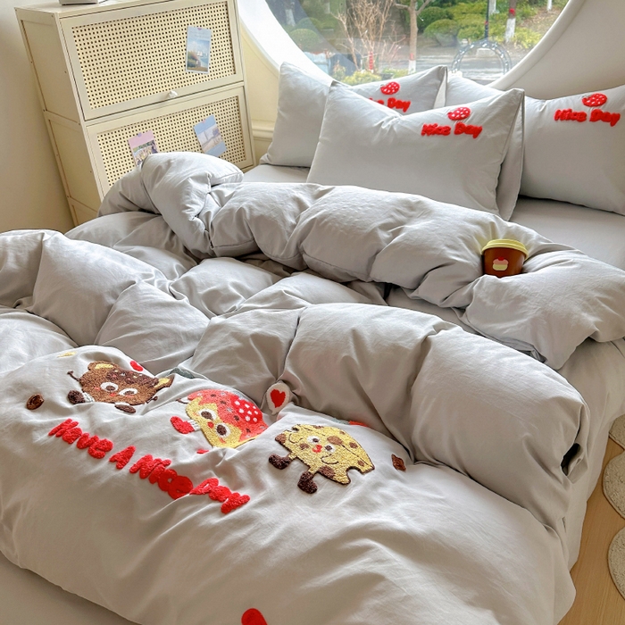 91家纺网 家纺一手货源 找家纺 韩秀家纺 2025新款水洗棉毛巾绣云朵棉四件套 欢乐派对-浅灰色