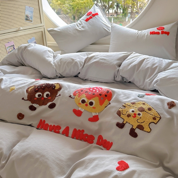 91家纺网 家纺一手货源 找家纺 韩秀家纺 2025新款水洗棉毛巾绣云朵棉四件套 欢乐派对-浅灰色