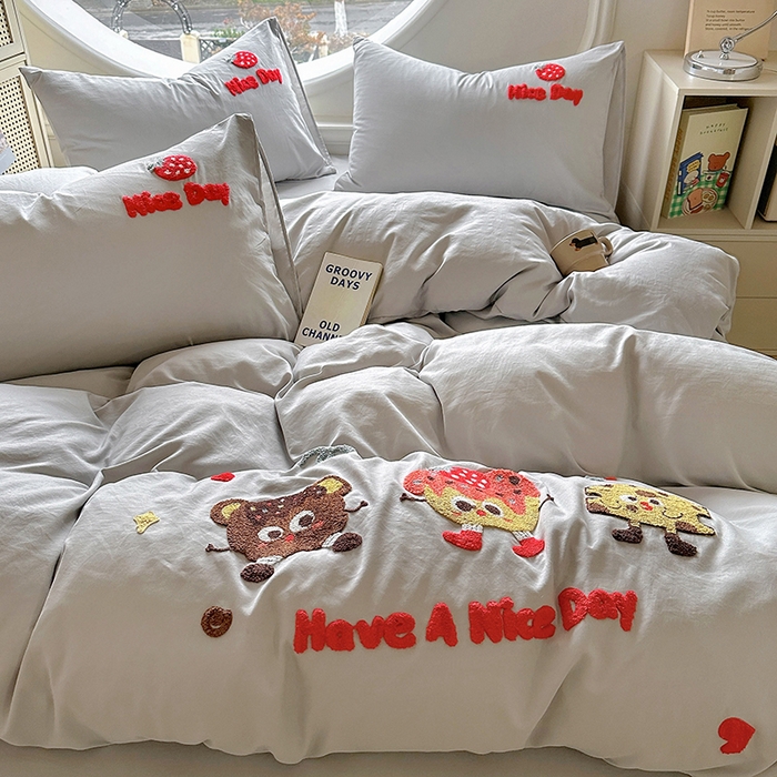 91家纺网 家纺一手货源 找家纺 韩秀家纺 2025新款水洗棉毛巾绣云朵棉四件套 欢乐派对-浅灰色