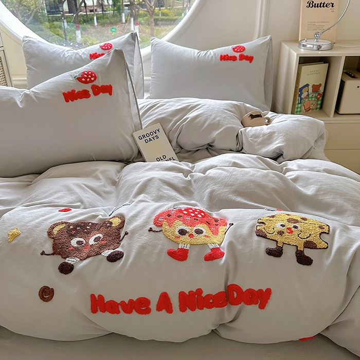 91家纺网 家纺一手货源 找家纺 韩秀家纺 2025新款水洗棉毛巾绣云朵棉四件套 欢乐派对-浅灰色