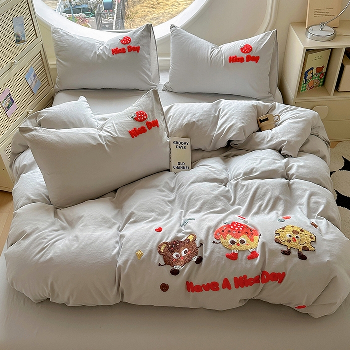 91家纺网 家纺一手货源 找家纺 韩秀家纺 2025新款水洗棉毛巾绣云朵棉四件套 欢乐派对-浅灰色