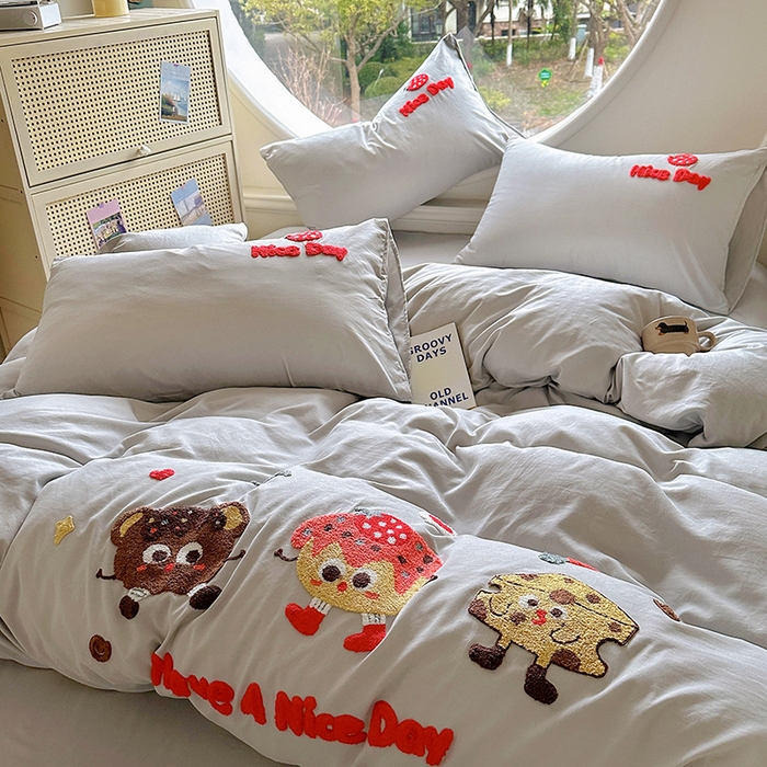 91家纺网 家纺一手货源 找家纺 韩秀家纺 2025新款水洗棉毛巾绣云朵棉四件套 欢乐派对-浅灰色