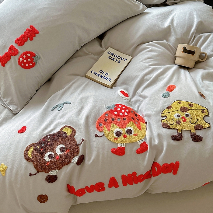 91家纺网 家纺一手货源 找家纺 韩秀家纺 2025新款水洗棉毛巾绣云朵棉四件套 欢乐派对-浅灰色