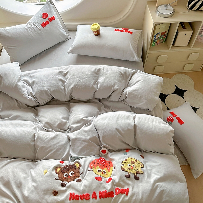 91家纺网 家纺一手货源 找家纺 韩秀家纺 2025新款水洗棉毛巾绣云朵棉四件套 欢乐派对-浅灰色